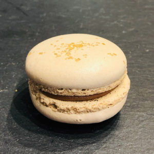 Karamell-Macaron aus der Konditorei Abessa aus Lübeck